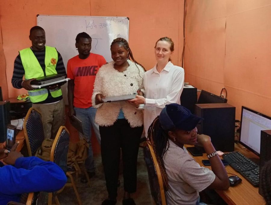 Jane und Jerry übergeben die neuen Laptops.