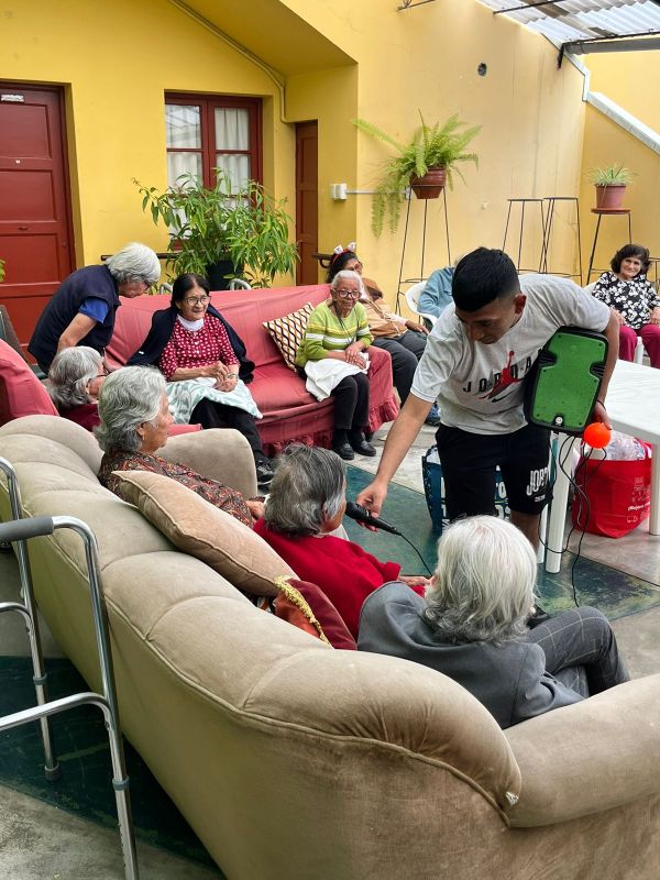 Die Jugendlichen von Runayay engagieren sich auch sozial - hier in einem Altenheim.