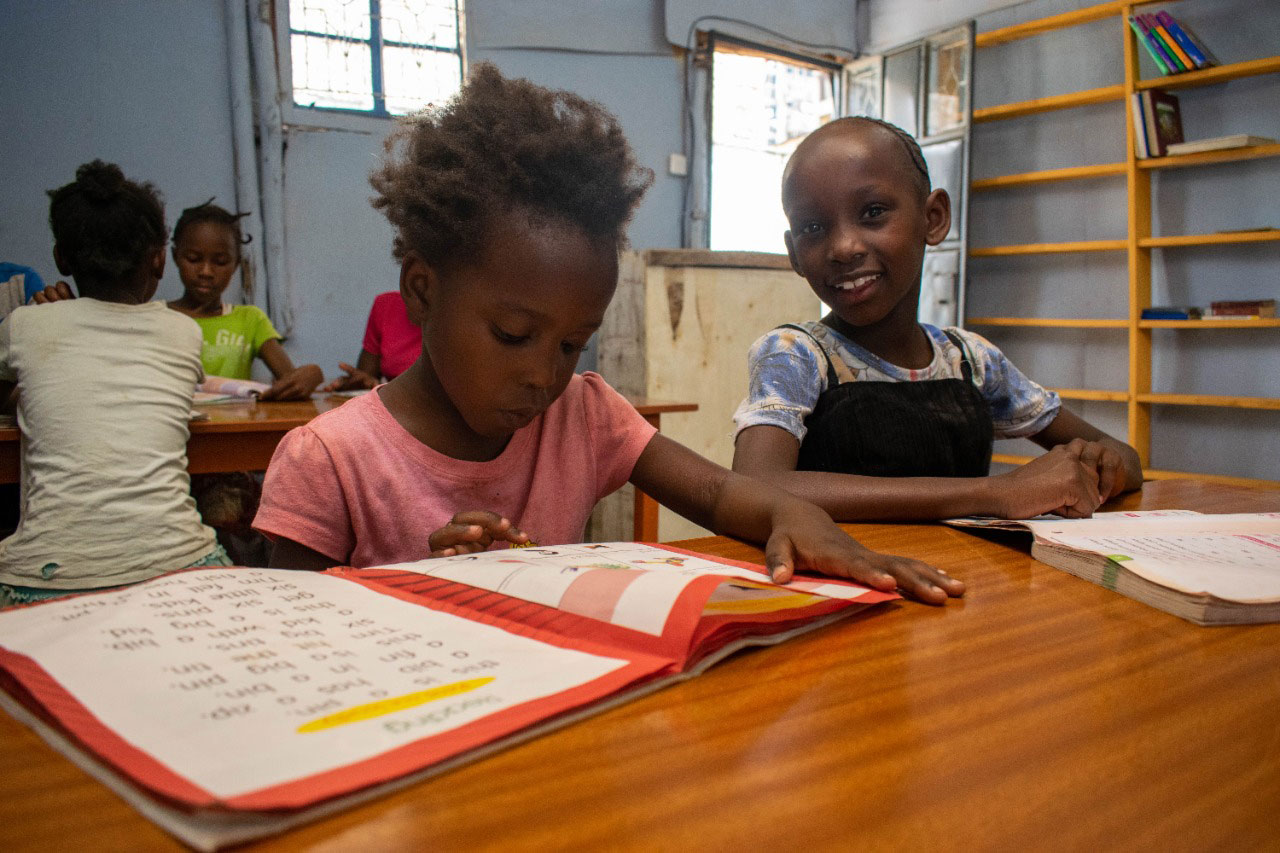 Die Bibliothek bietet die Möglichkeit zu konzentriertem Lesen.